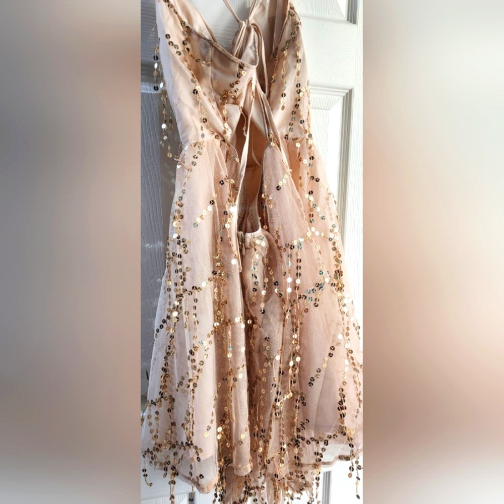 Elegant Gold Sequin Dress - Picture 3 of 3